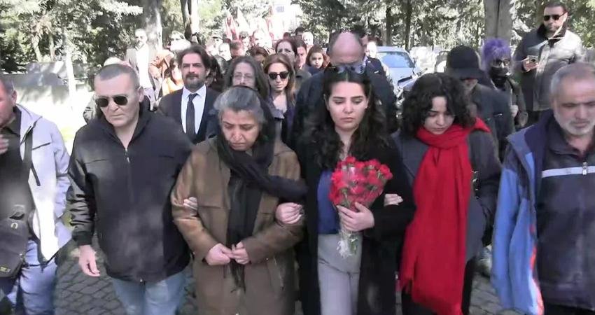 Gezi Parkı eylemleri sırasında polisin attığı biber gazı fişeğiyle başından