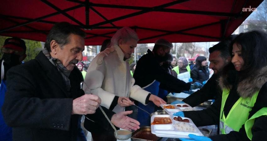 Bilecik Belediyesi tarafından Kadir Gecesi dolayısıyla Cumhuriyet Meydanı’nda kurulan iftar