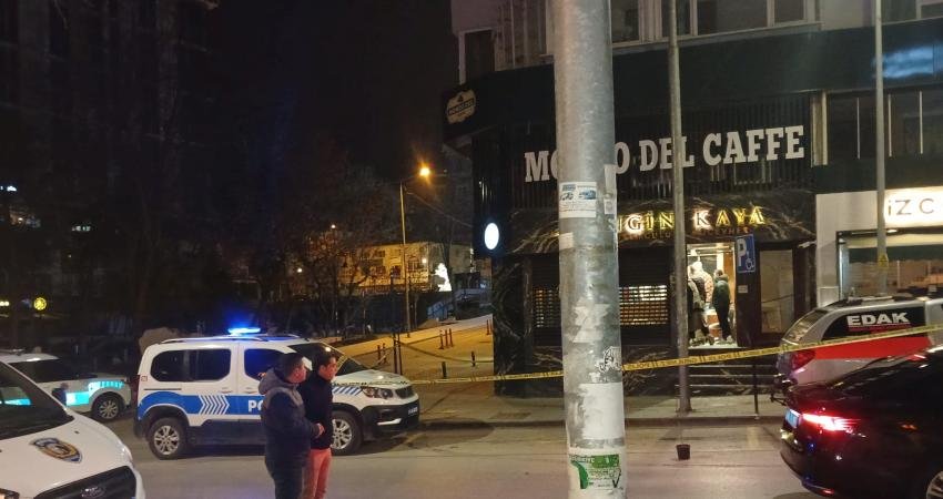 Bilecik’te kuyumcu soygunu Bilecik’te hırsızlar, sabaha karşı kepenklerini balyozla kırardıkları kuyumcu vitrinindeki ziynet