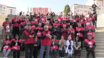 Eğitim ve Bilim İşgörenleri Sendikası (Eğitim-İş) Şubesi üyeleri, İstanbul’da bir