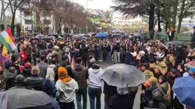 Bingöl’de Nevruz kutlamaları, olumsuz hava koşullarına rağmen binlerce kişinin katılımıyla gerçekleştirildi. 
