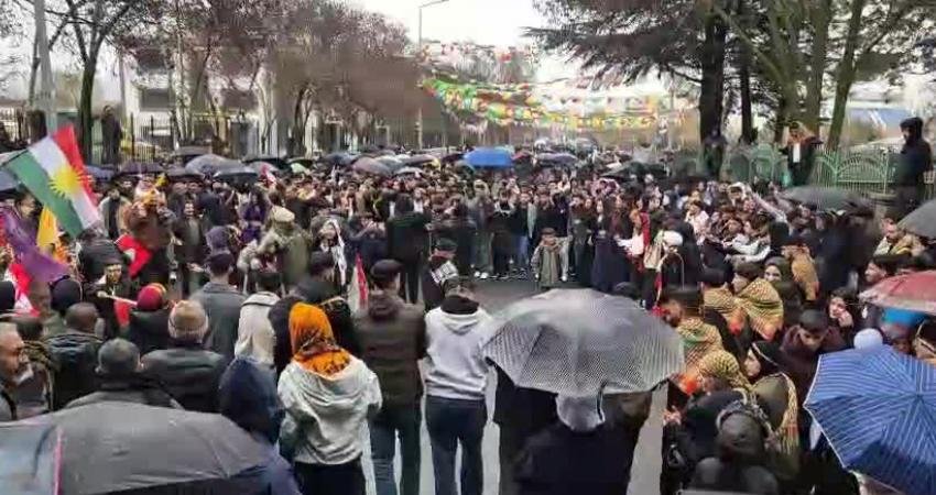 Bingöl’de Nevruz kutlamaları, olumsuz hava koşullarına rağmen binlerce kişinin katılımıyla gerçekleştirildi. 