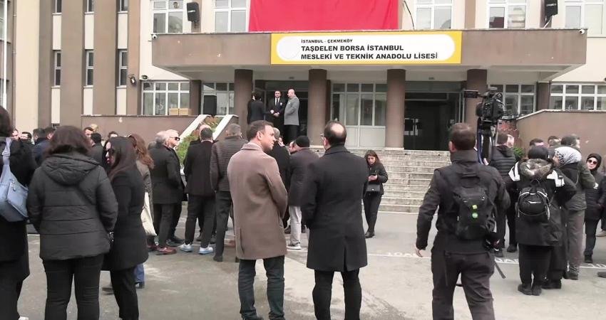 Bir öğrencinin saldırısıyla yaşamını yitiren öğretmen Fatma Nur Çelik için Çekmeköy’deki okulunda tören düzenlendi… Bakan Yardımcısı Yılmaz konuşurken “Güvenlik yok” sloganı atıldı Okulda 17 yaşındaki lise öğrencisinin bıçaklı saldırısı sonucu yaşamını yitiren