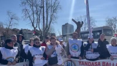 Birleşik Emekliler Sendikası, “Emekli insanca yaşamak istiyor” talebiyle Kadıköy İskele