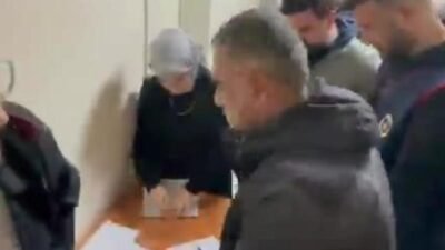 BİRTEK-SEN Genel Başkanı Türkmen tutuklandı… Türkmen cezaevine götürülürken “Sırma Halı işçilerini yalnız bırakmayın” çağrısı yaptı Gaziantep’te Sırma Halı işçilerinin eyleminde yaptığı konuşma gerekçe gösterilerek gözaltına