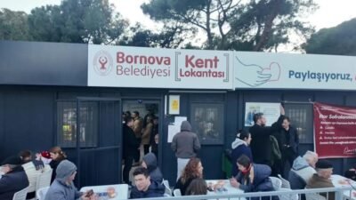 Bornova Belediye Başkanı Ömer Eşki, iftarda Kızılay Kent Lokantası’nda mahalle