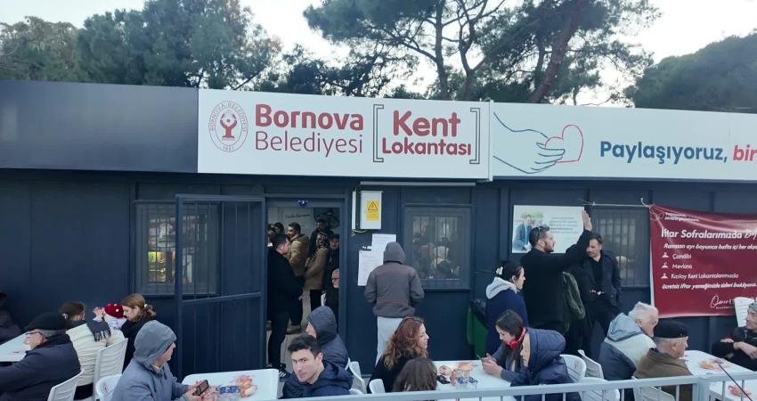 Bornova Belediye Başkanı Ömer Eşki, iftarda Kızılay Kent Lokantası’nda mahalle