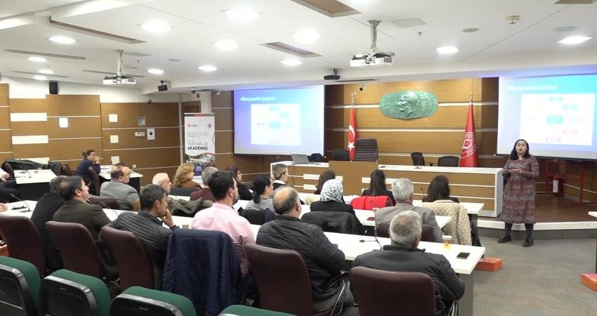 Bornova Muhtarlar Akademisi tamamlandı Bornova Belediyesi, Kaymakamlık, Yaşar Üniversitesi ve Muhtarlar Derneği iş birliğiyle