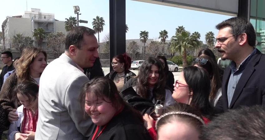 Bornova’da Down sendromlu bireyler tarihe “sevgi izi” bıraktı Bornova’da 21 Mart Dünya Down Sendromu Günü kapsamında Yeşilova Höyüğü