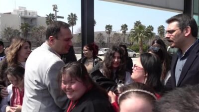 Bornovalı minikler, Bornova Belediyesi’nin düzenlediği etkinlikte hazırladıkları tohum toplarını yangından