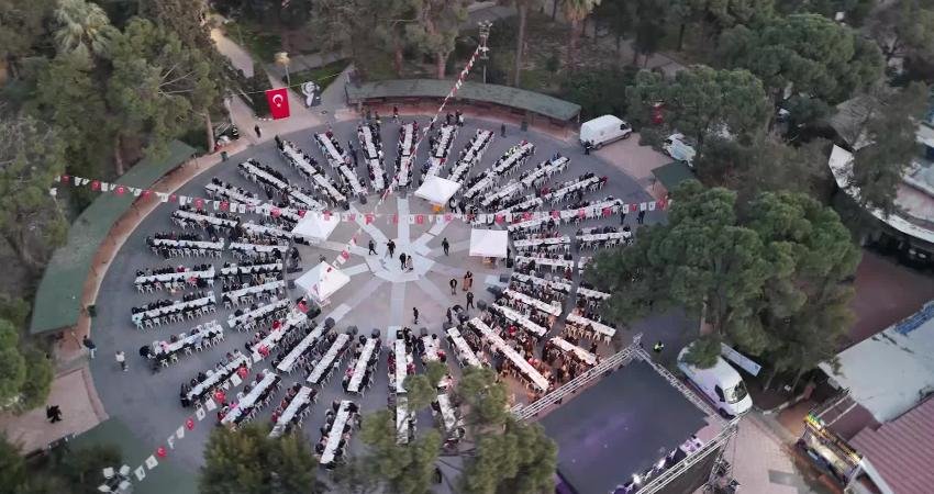 Bornova Belediyesi’nin Kadir Gecesi’nde Büyükpark’ta düzenlediği iftar programında yaklaşık 2