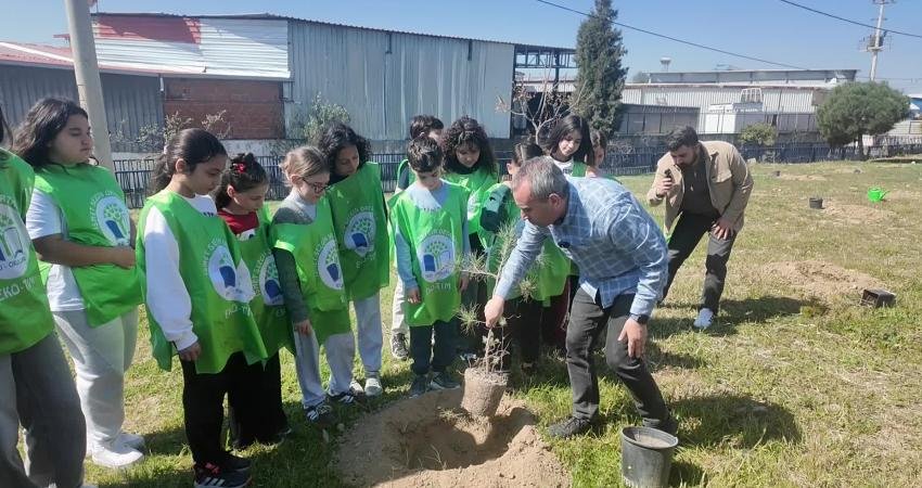 Bornova Belediyesi’nin Orman Haftası etkinliklerinde anaokulu ve ortaokul öğrencileri doğayla