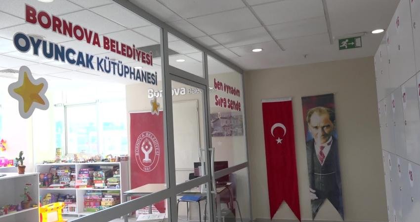 Bornova’da Oyuncak Kütüphanesi çocukları oyuncaklarla buluşturuyor Bornova Belediyesi’nin Altındağ Atatürk Kültür Merkezi’nde açtığı Oyuncak Kütüphanesi’nde “Ben