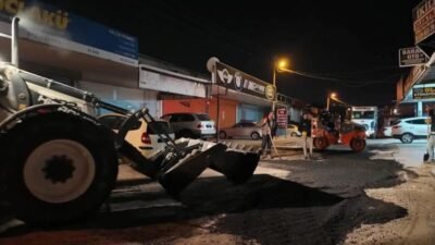 Bornova Belediyesi, ilçe genelinde eş zamanlı yürüttüğü asfalt, yama, kaldırım