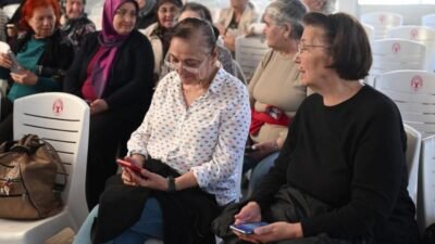 Bornova Belediyesi’nin düzenlediği yapay zeka eğitimiyle “çınarlar”, akıllı telefonları üzerinden