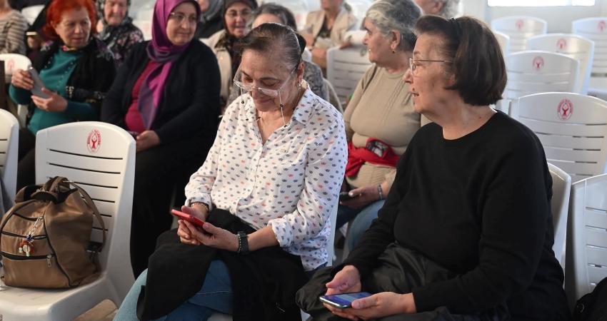 Bornova Belediyesi’nin düzenlediği yapay zeka eğitimiyle “çınarlar”, akıllı telefonları üzerinden