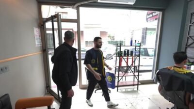 Buca Belediyesi, bayram yoğunluğu yaşayan berberlere hijyenik ve modern tasarımlı