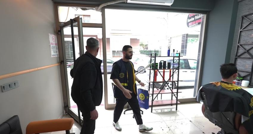 Buca Belediyesi, bayram yoğunluğu yaşayan berberlere hijyenik ve modern tasarımlı