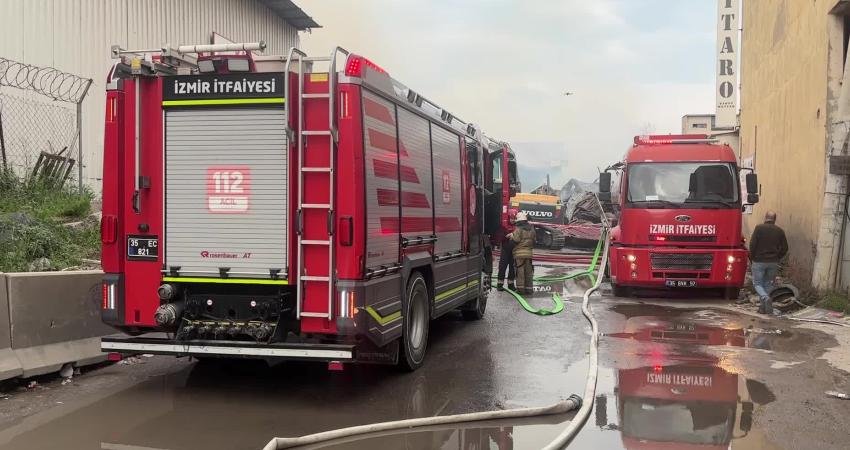 İzmir’in Buca ilçesi Seyhanlar Mahallesi’nde gece saat 03.30 sıralarında mobilya