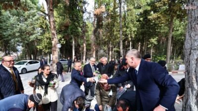 Burdur Belediyesi seralarında yetiştirilen menekşeler, vatandaşlara ücretsiz olarak dağıtıldı. Belediye