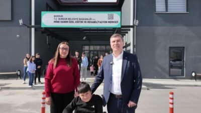 Burdur Belediyesi, bir vatandaşın bağışıyla DMD hastası Ali Çağlar’a akülü