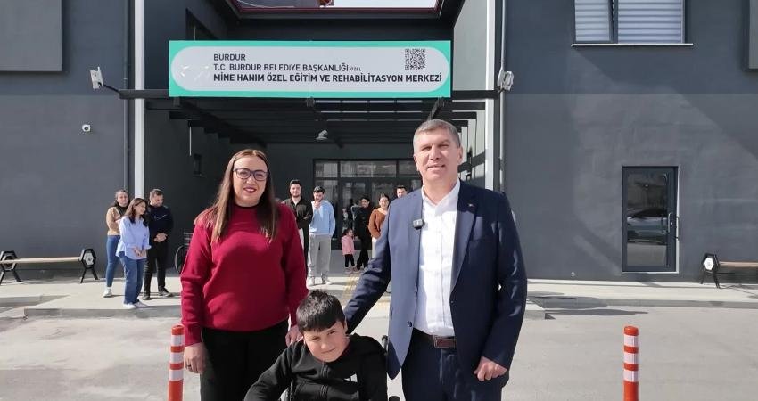 Burdur Belediyesi’nden DMD hastası Ali’ye akülü sandalye desteği Burdur Belediyesi, bir vatandaşın bağışıyla DMD hastası Ali Çağlar’a akülü