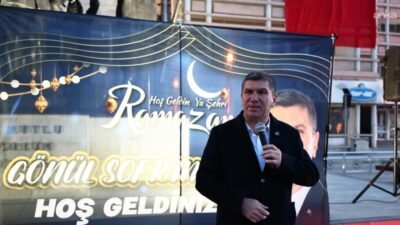 Burdur Belediyesi’nin Gönül Sofrası, ramazanın 16'ncı gününde Cumhuriyet Meydanı’nda kuruldu. İftar