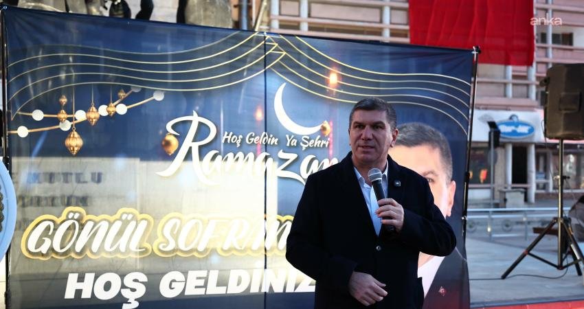 Burdur Belediyesi’nin Gönül Sofrası, ramazanın 16'ncı gününde Cumhuriyet Meydanı’nda kuruldu. İftar