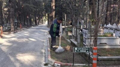 Burdur Belediyesi ekipleri, kentteki mezarlıklarda Ramazan Bayramı öncesi temizlik ve