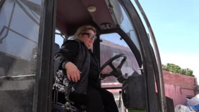 Burdur’un tek kepçe operatörü Ayşegül Bedel Yılmaz, mesleğini diğer kadınlara