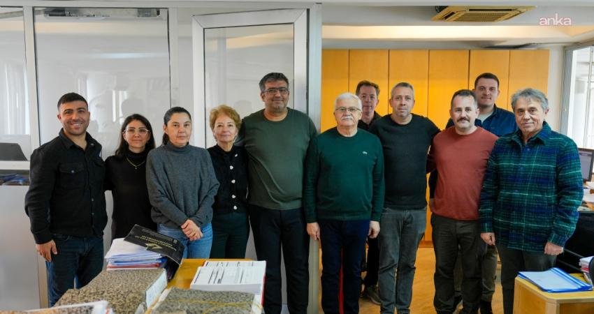 Burhaniye Belediye Başkanı Ali Kemal Deveciler, belediye personeliyle bayramlaştı. Deveciler,