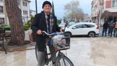 Burhaniye’de 81 yaşındaki Hüseyin Dede her yere bisikletle gidiyor Balıkesir’in Burhaniye ilçesinde yaşayan 81 yaşındaki Hüseyin Kocabıyık, 55 yıldır