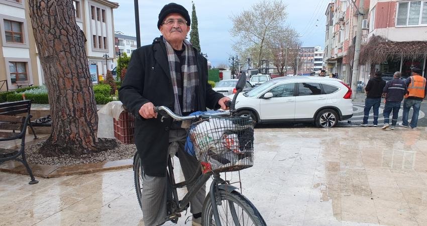 Burhaniye’de 81 yaşındaki Hüseyin Dede her yere bisikletle gidiyor Balıkesir’in Burhaniye ilçesinde yaşayan 81 yaşındaki Hüseyin Kocabıyık, 55 yıldır