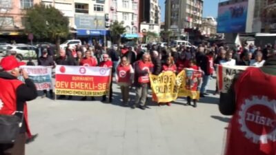 Balıkesir’in Burhaniye ilçesinde emekliler, bayram ikramiyelerinin artırılması talebiyle basın açıklaması