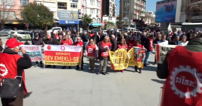 Balıkesir’in Burhaniye ilçesinde emekliler, bayram ikramiyelerinin artırılması talebiyle basın açıklaması