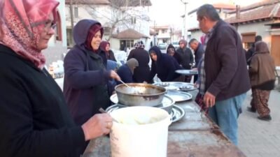 Balıkesir’in Burhaniye ilçesinin Börezli Köyü’nde düzenlenen geleneksel köy iftarı, yüzlerce