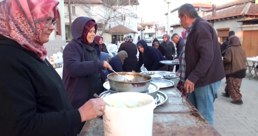 Burhaniye’de geleneksel köy iftarı yüzlerce vatandaşı buluşturdu Balıkesir’in Burhaniye ilçesinin Börezli Köyü’nde düzenlenen geleneksel köy iftarı, yüzlerce