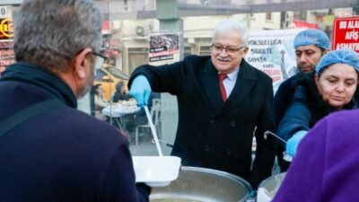 Burhaniye Belediyesi tarafından Kadir Gecesi dolayısıyla düzenlenen iftar programında 4