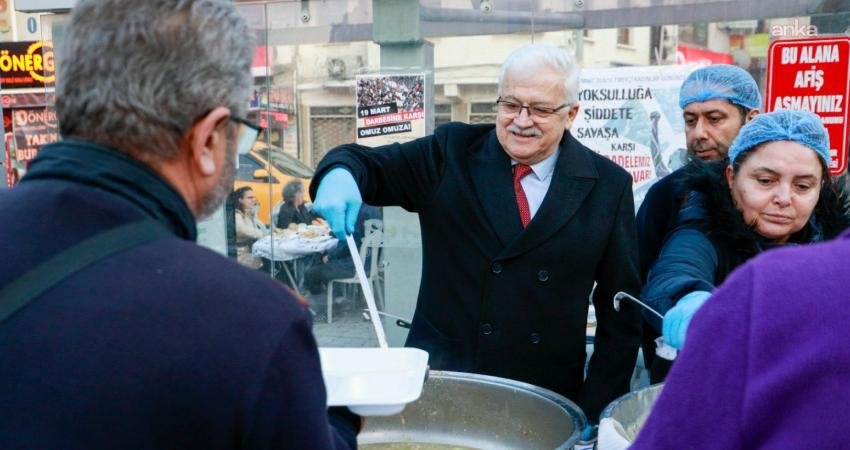 Burhaniye Belediyesi tarafından Kadir Gecesi dolayısıyla düzenlenen iftar programında 4
