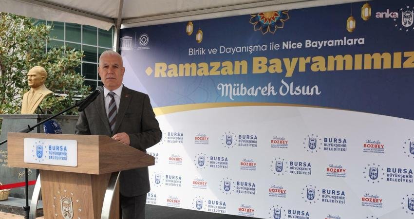 Bursa Büyükşehir Belediye Başkanı Bozbey, Büyükşehir Belediyesi çalışanlarıyla bayramlaştı Bursa Büyükşehir Belediye Başkanı Mustafa Bozbey, Büyükşehir Belediyesi ve bağlı