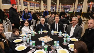 Bursa Büyükşehir Belediyesi’nin Yıldırım ilçesi Arabayatağı Mahallesi’nde düzenlediği iftar programına