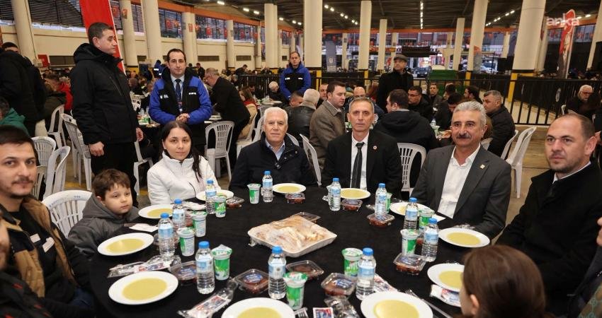 Bursa Büyükşehir Belediye Başkanı Bozbey, Yıldırım ilçesinde vatandaşlarla iftar yaptı Bursa Büyükşehir Belediyesi’nin Yıldırım ilçesi Arabayatağı Mahallesi’nde düzenlediği iftar programına