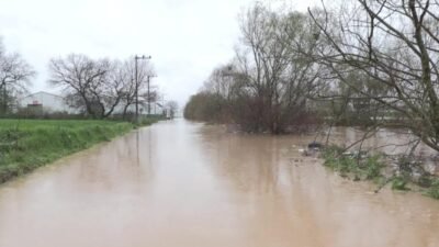 Bursa Büyükşehir Belediyesi ekipleri, kent genelinde gece boyunca etkili olan
