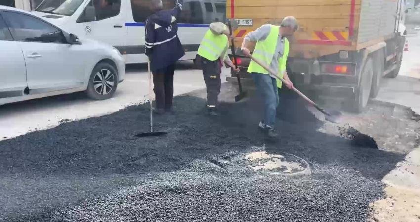 Bursa Büyükşehir Belediyesi, hizmetlerini sürdürüyor Bursa Büyükşehir Belediyesi, altyapıdan üstyapıya kentin 17 ilçesinde hizmetlerini sürdürüyor.