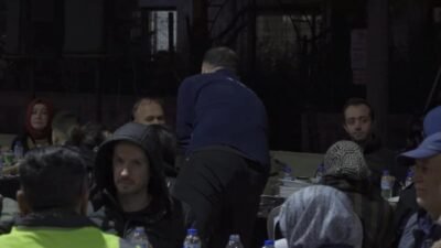 Bursa Büyükşehir Belediyesi, kent genelinde düzenlediği sabit iftar noktaların yanı