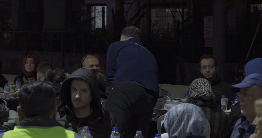 Bursa Büyükşehir Belediyesi’nin iftar sofrası Osmangazi’de kuruldu Bursa Büyükşehir Belediyesi, kent genelinde düzenlediği sabit iftar noktaların yanı