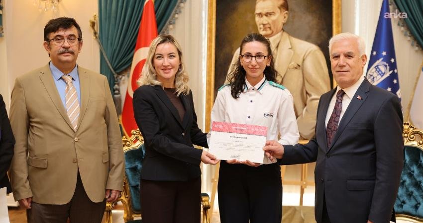 Bursa Büyükşehir Belediyesi’nin düzenlediği tramvay/metro sürücülüğü eğitimlerini başarıyla tamamlayan 10