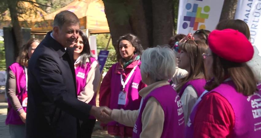İzmir Büyükşehir Belediye Başkanı Cemil Tugay, Kültürpark'ta gerçekleştirilen etkinlikte Atatürk'ün