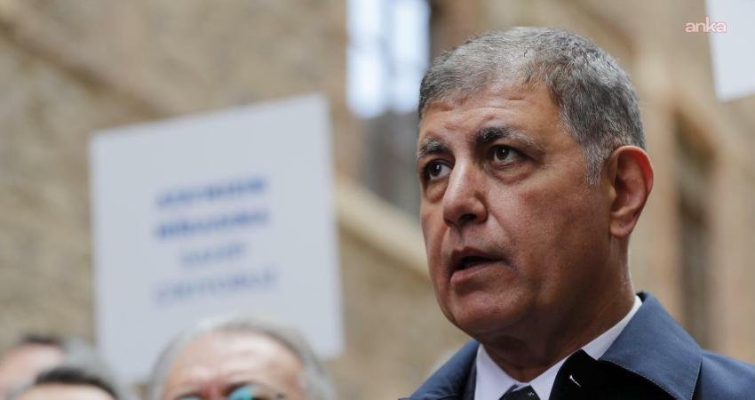 Cemil Tugay’dan AK Parti’nin İzmir milletvekillerine sert eleştiri: “Ne yapıyorsunuz siz Allah aşkına?” İzmir Büyükşehir Belediyesi yönetiminin, Vakıflar Genel Müdürlüğü’nün tahliye talebine karşı