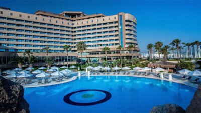 Ege Bölgesi’nin en gözde tatil rotalarından biri olan Çeşme, masmavi